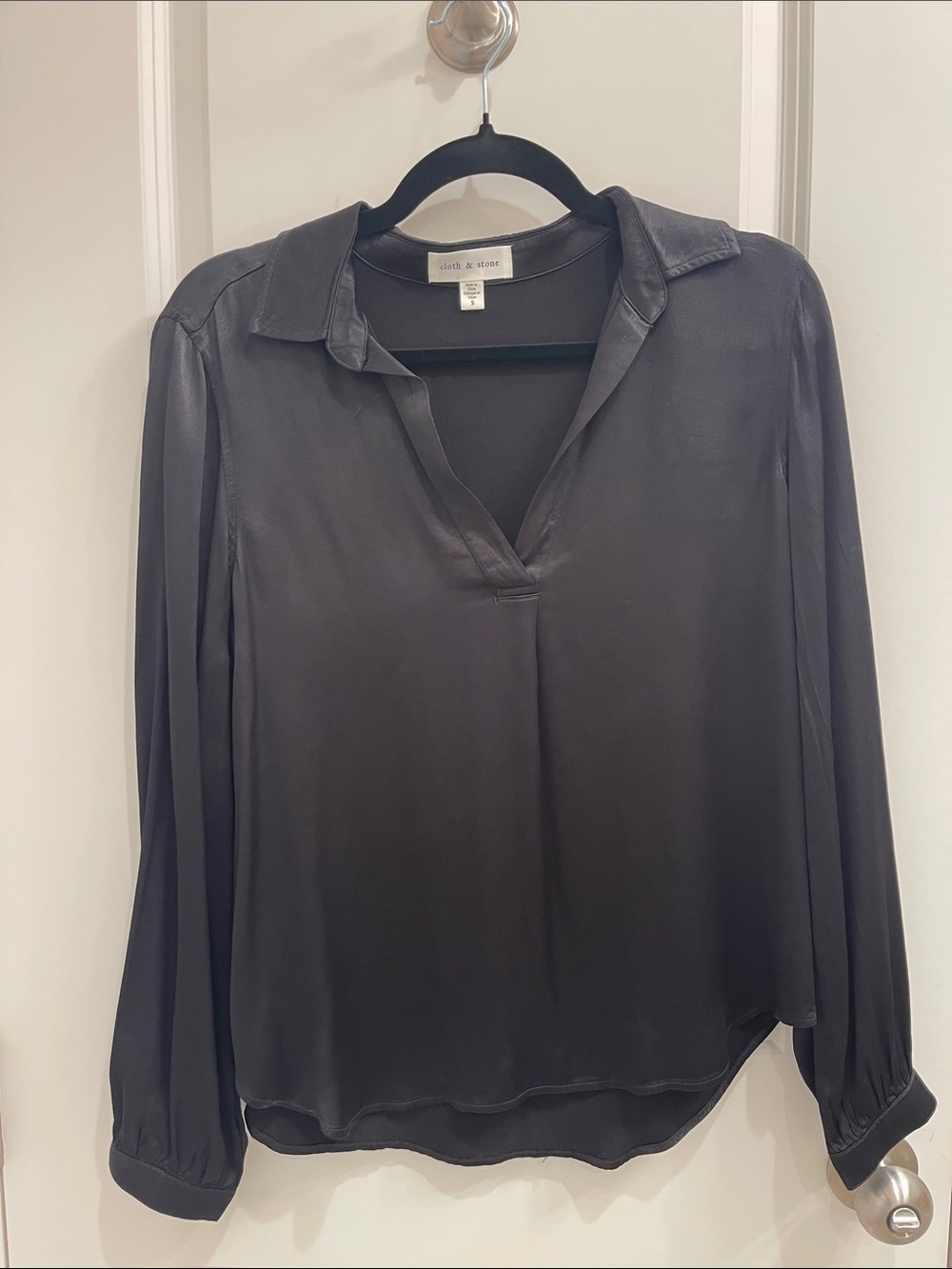 cloth & stone Black V-Neck Collar Silky Blouse